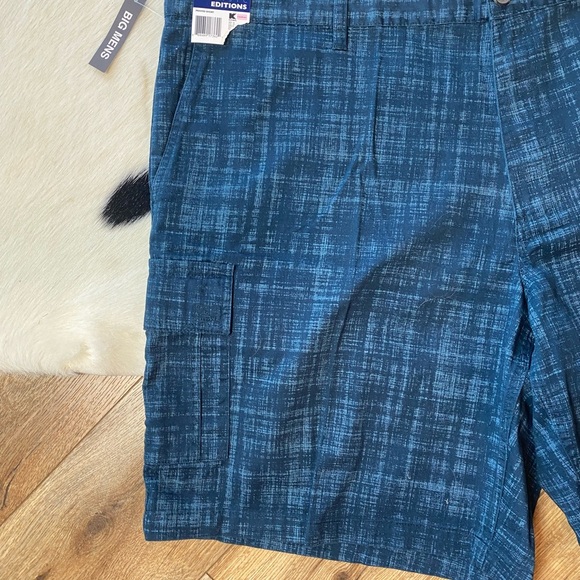 Basic Editions men's cargo shorts with a blue plaid pattern. - Picture 3 of 10
